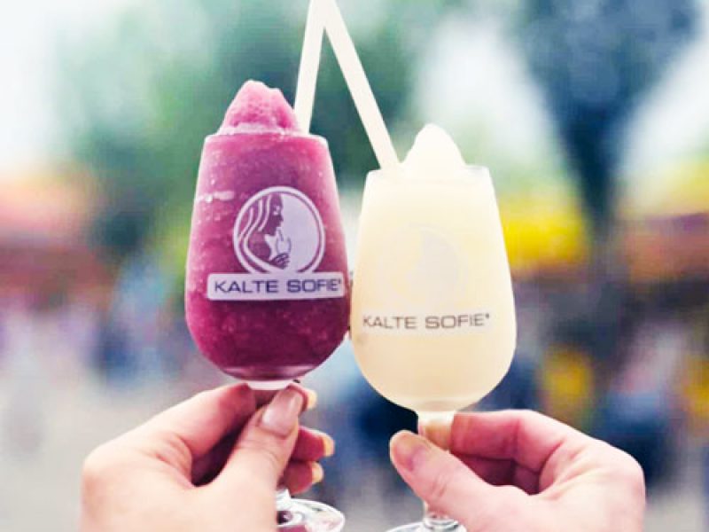 kalte-sofie-weiss-rot